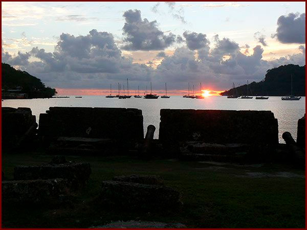 Coucher de soleil sur la Baie de Portobelo au Panama